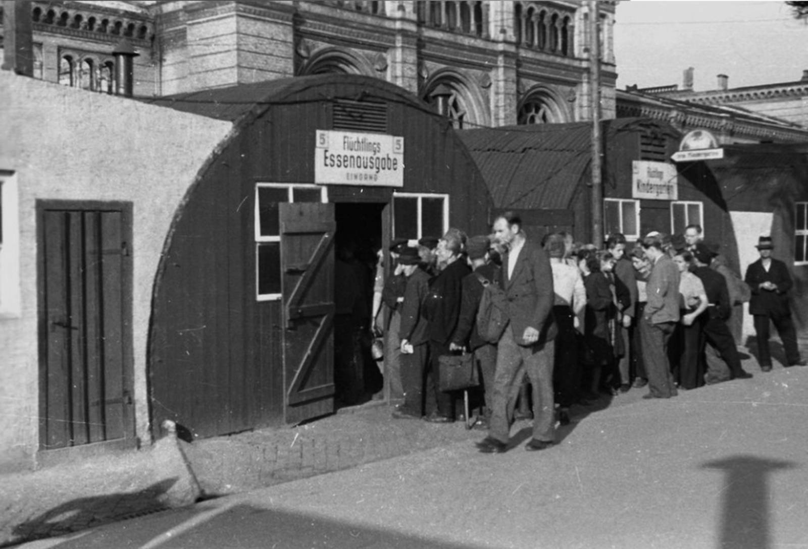 Flüchtlingsversorgung vor dem Hauptbahnhof Hannover, 1946. Foto von Aenne Heise. Quelle: Historisches Museum Hannover
